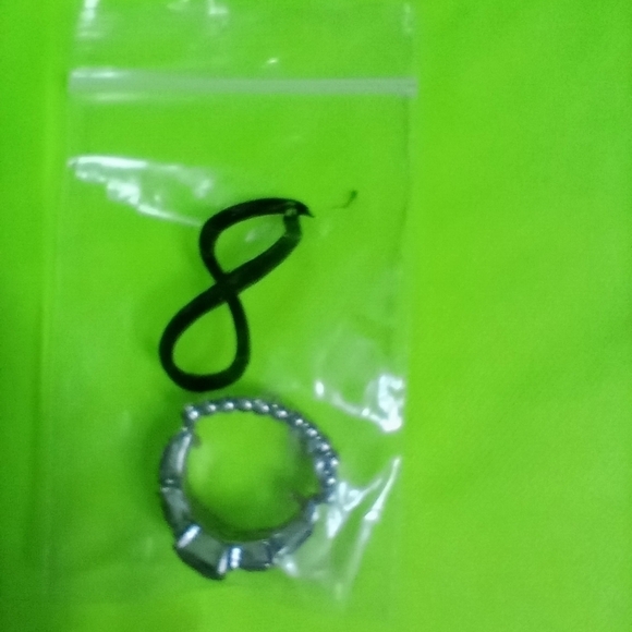 Silvertone Black stones stretch adjustable crystal ring size 8 - Picture 2 of 5